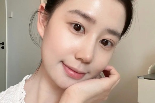 杨幂微博之夜造型引爆热搜！深紫缎面礼服配蓝宝石项链惊艳全场岁月不败美人话题阅读量破五亿！